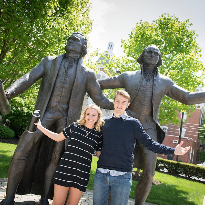 5月1日，学生们与乔治·华盛顿和托马斯·杰斐逊的雕像合影留念, 2019 at Washington &amp; Jefferson College.